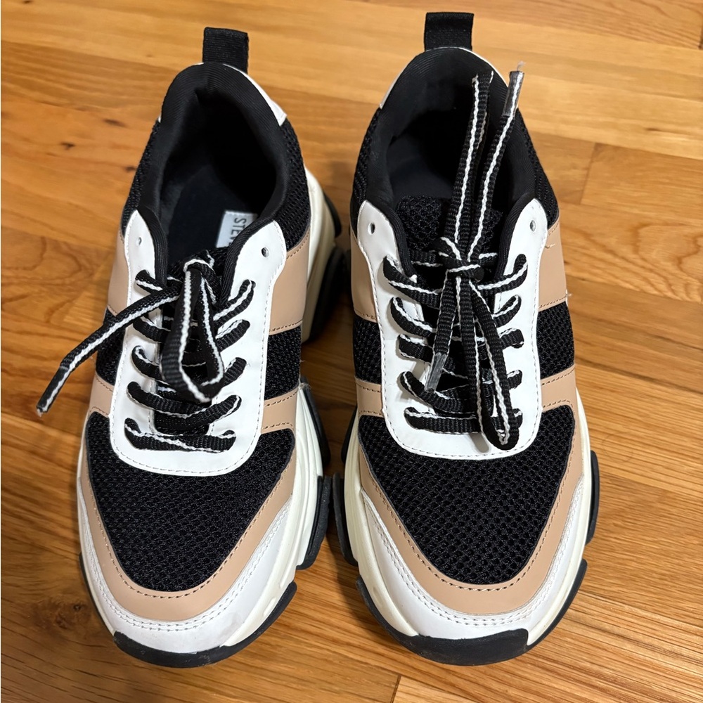 Steve Madden women’s Petrona Sneakers in Black, White and Tan color, size 7.5M